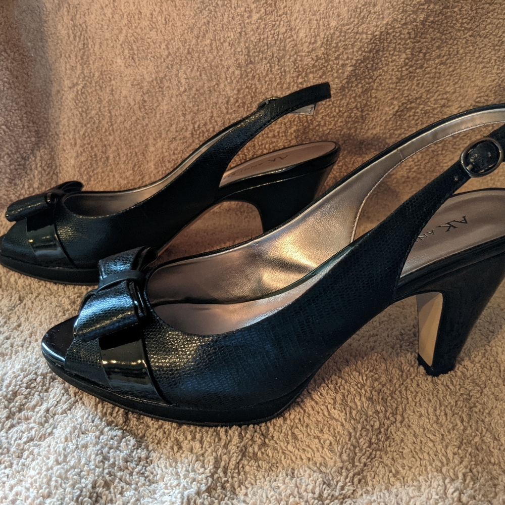 Anne Klein 7M black leather sandals